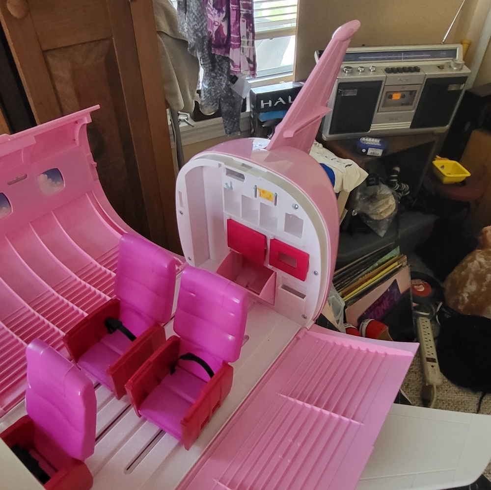 Barbie Glamour Jet - Picture 12 of 16